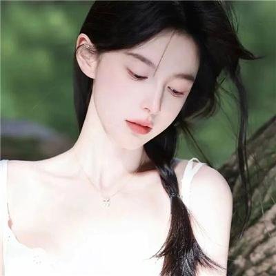 戴流苏耳环的少女